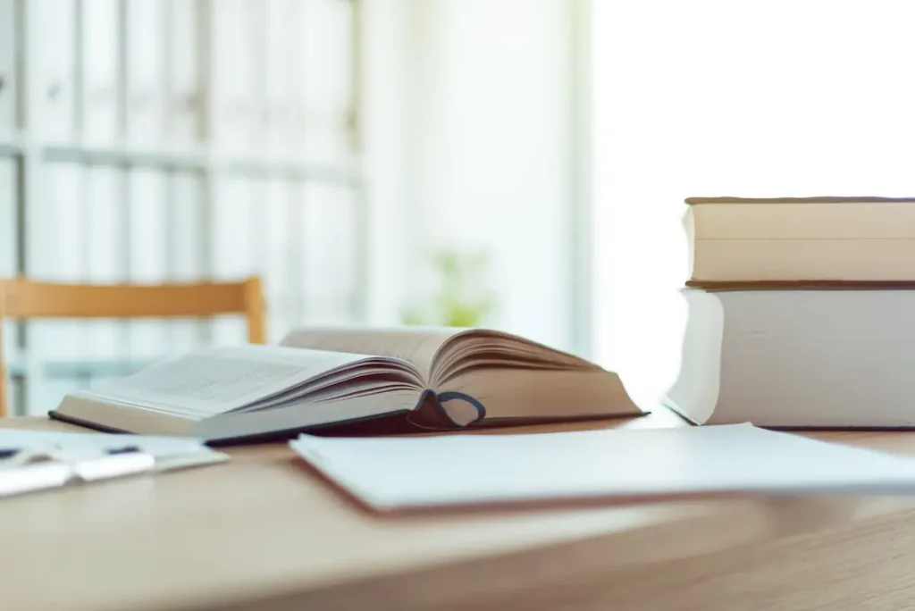 Offenes Gesetzbuch auf dem Schreibtisch im Büro einer Anwaltskanzlei